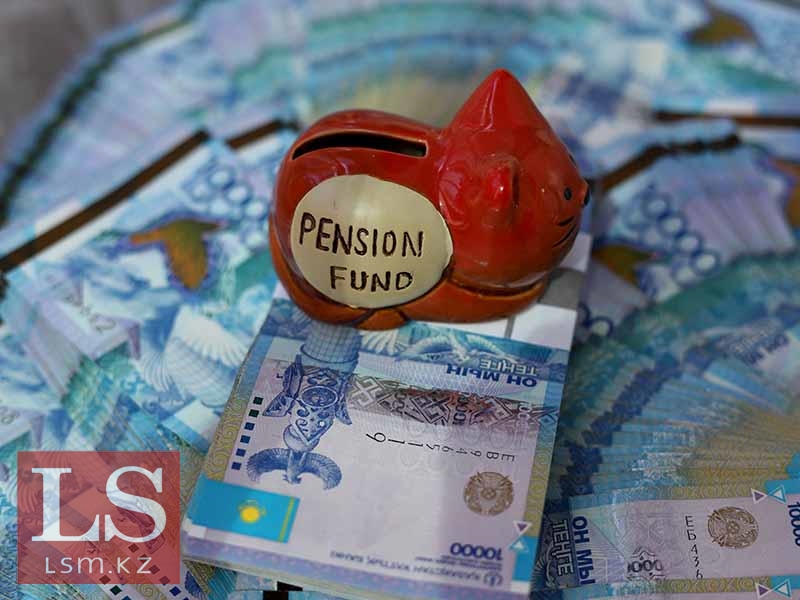 Күйеуі мен оның ғашығы әйелін шұлықпен трасса.